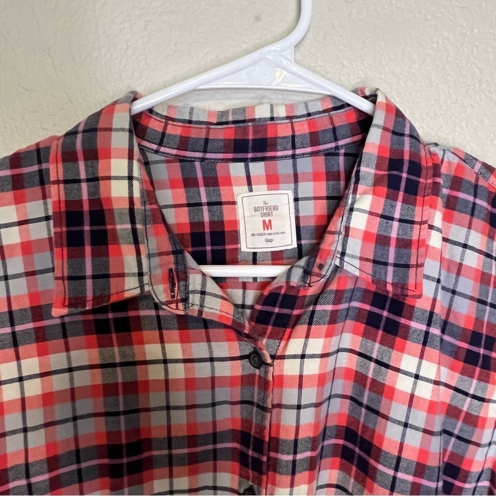 GAP Boyfriend Pink, White and Navy Plaid Button Down Shirt Size Medium - Picture 2 of 12